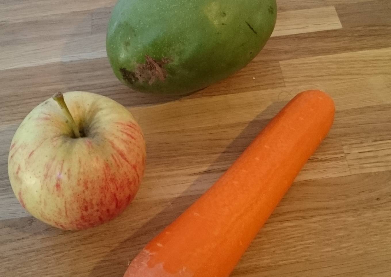 Carrot Mango and Apple Breakfast Smoothie
