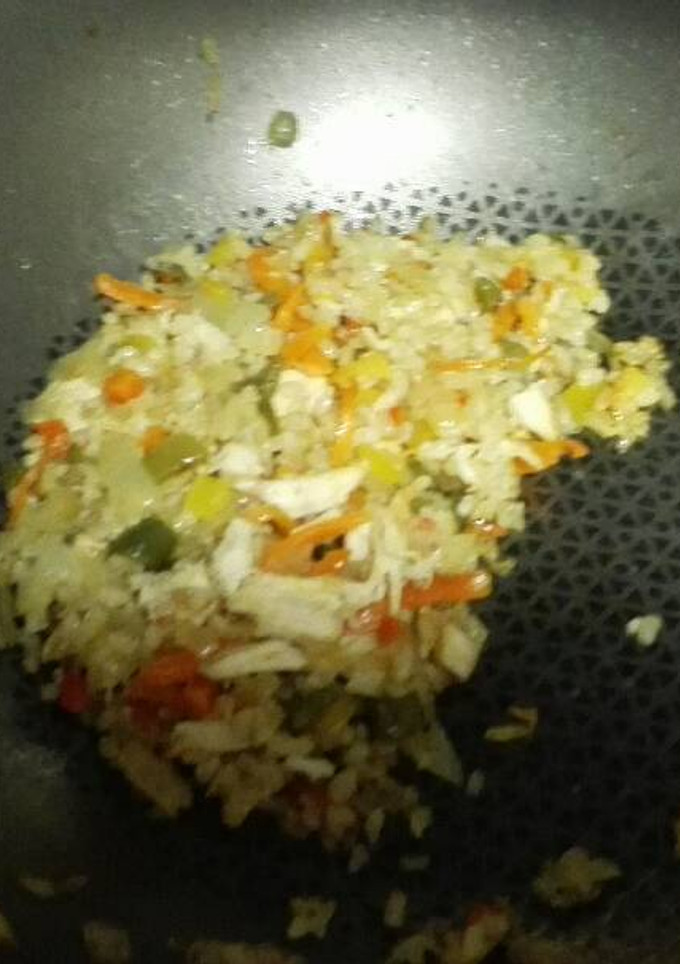 Una foto de Arroz integral al wok con verduras