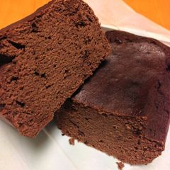 A picture of Low-Sugar Moist Okara Cocoa Cake.