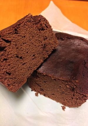A picture of Low-Sugar Moist Okara Cocoa Cake.