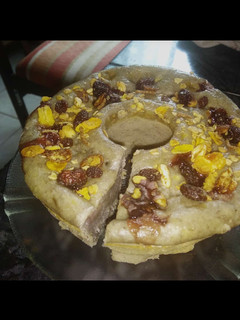 Una foto de Budín de banana, dulce de arándanos y frutos secos