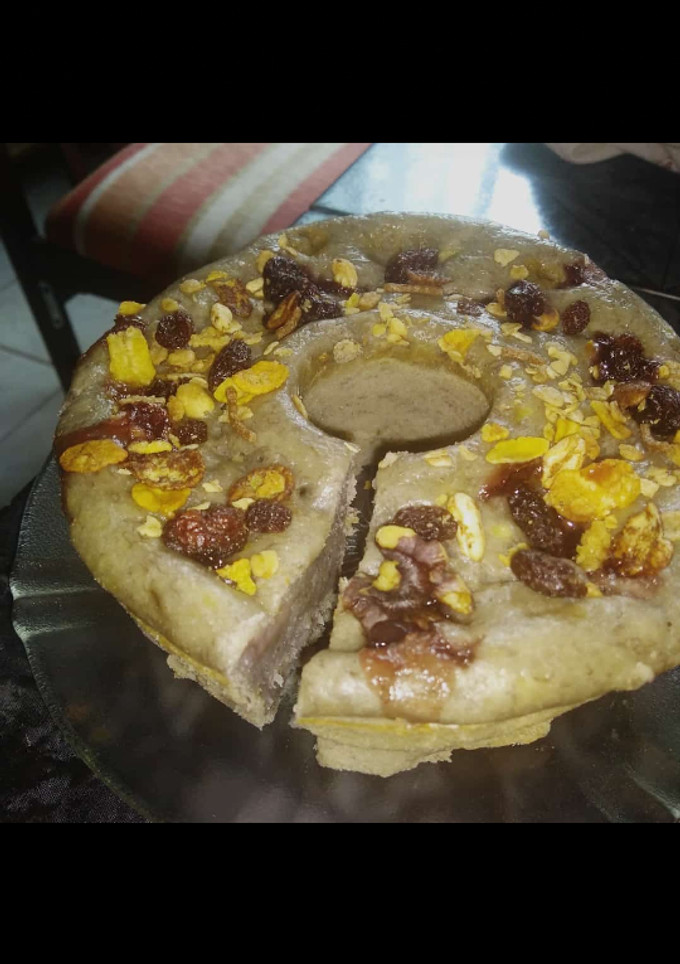 Una foto de Budín de banana, dulce de arándanos y frutos secos