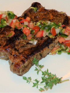Una foto de CHULETAS DE PUNTA PALETA DE CERDO, A LA PLANCHACON PICO DE GALLO, KETO, JON STYLE