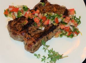 Una foto de CHULETAS DE PUNTA PALETA DE CERDO, A LA PLANCHACON PICO DE GALLO, KETO, JON STYLE