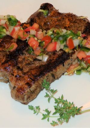 Una foto de CHULETAS DE PUNTA PALETA DE CERDO, A LA PLANCHACON PICO DE GALLO, KETO, JON STYLE