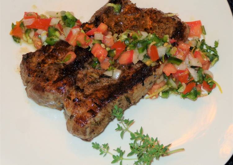 CHULETAS DE PUNTA PALETA DE CERDO, A LA PLANCHA
CON PICO DE GALLO, KETO, JON STYLE