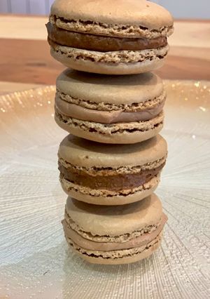 Une photo de Macarons ganaches montées choco - praliné & choco - menthe