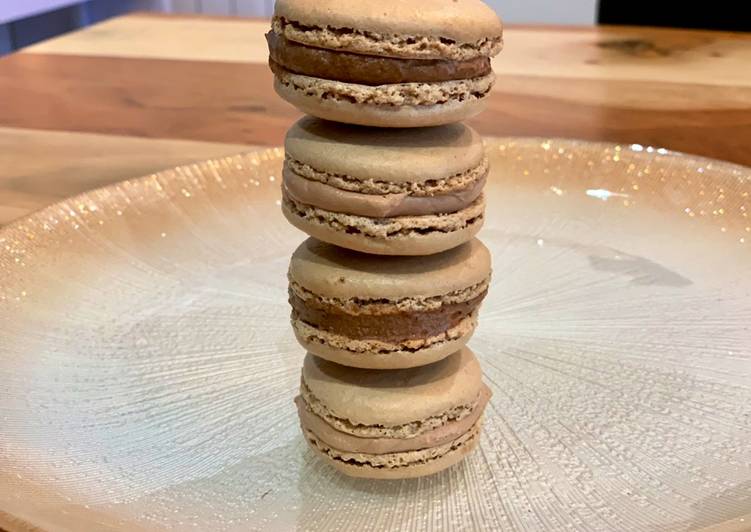 Macarons ganaches montées choco - praliné & choco - menthe