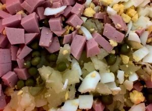 O poză a rețetei Salată din legume fierte, salam și ouă.