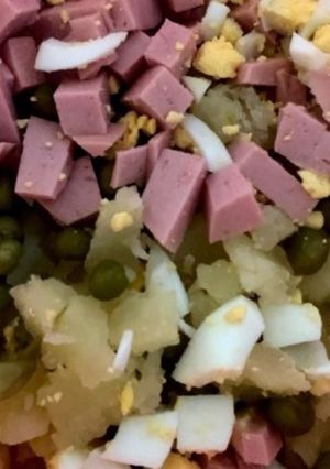 O poză a rețetei Salată din legume fierte, salam și ouă.