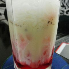 A picture of Strawberry Vermicelli Drink.