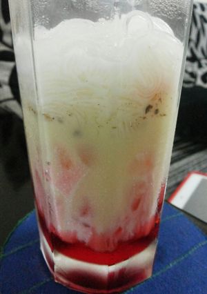 A picture of Strawberry Vermicelli Drink.