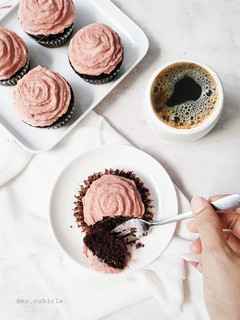 Foto resep Eggless Chocolate Strawberry Cupcakes