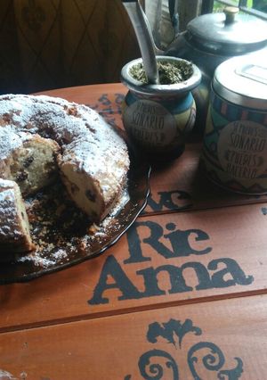 Una foto de Torta sin T.A.C.C de harina de arroz con pasas y manzana 🍏🍎🍚