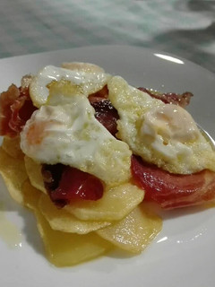 Una foto de Huevos rotos de codorniz