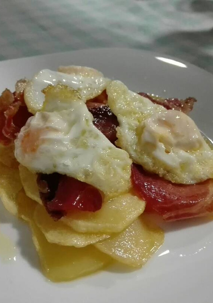Una foto de Huevos rotos de codorniz