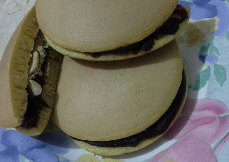 Kue dorayaki isi cokelat kacang