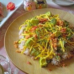 A picture of Yukari-Seasoned Easy Chirashi Sushi with Salmon Flakes.