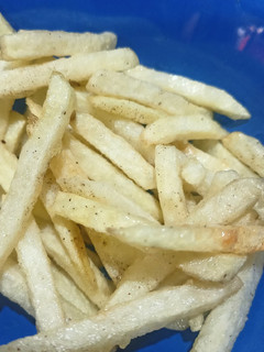क्रिस्पी, आलू फ्राइज़ (crispy aloo fries recipe in hindi) रेसिपी मुख्य फोटो