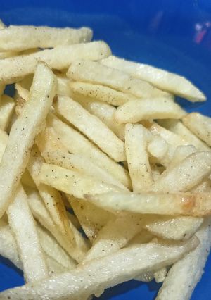 क्रिस्पी, आलू फ्राइज़ (crispy aloo fries recipe in hindi) रेसिपी मुख्य फोटो