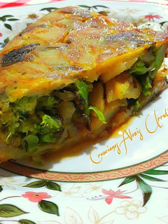 Una foto de Tortilla de patatas con cebolla roja de temporada y brócoli