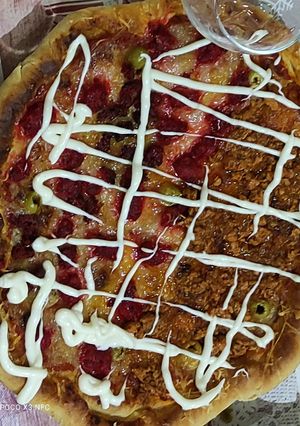 صورة لوصفة بيتزا نص مرقاز ونص تونة