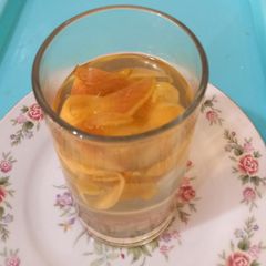 A picture of Apple peel water 🍎🍏.