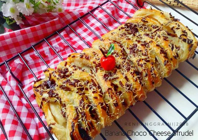 Langkah Mudah untuk Menyiapkan 25. Banana Choco Cheese Strudel yang Bikin Ngiler