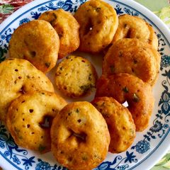 A picture of Crispy medhu vada.