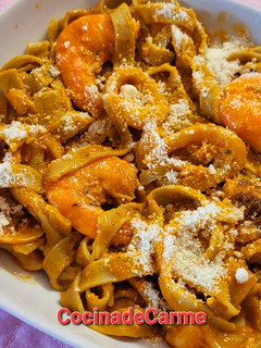 Una foto de Tagliatelli vegetal con pescado y marisco