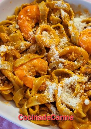 Una foto de Tagliatelli vegetal con pescado y marisco