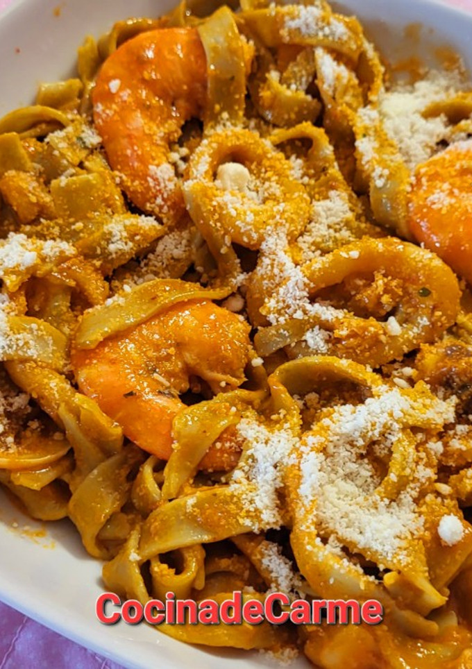 Una foto de Tagliatelli vegetal con pescado y marisco