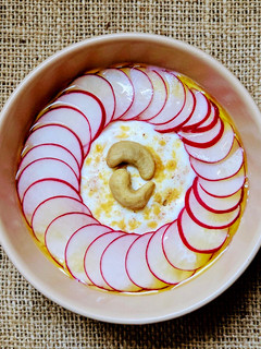 Una foto de Smoothie bowl salado con hongo adaptógeno Melena de león 🦁en yogur enriquecido y con rabanitos