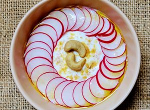 Una foto de Smoothie bowl salado con hongo adaptógeno Melena de león 🦁en yogur enriquecido y con rabanitos
