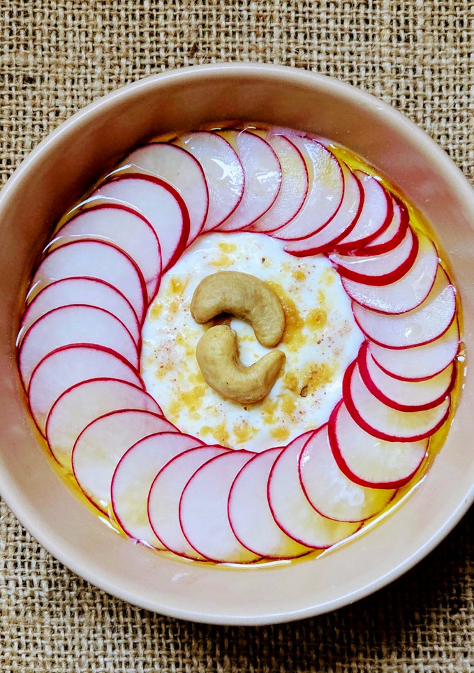 Una foto de Smoothie bowl salado con hongo adaptógeno Melena de león 🦁en yogur enriquecido y con rabanitos