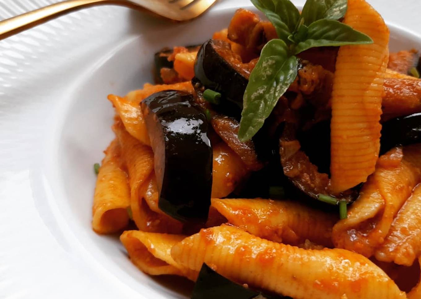 Garganelli picantes con berenjena y salsa de sobrasada
