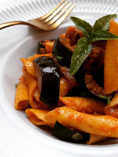 Una foto de Garganelli picantes con berenjena y salsa de sobrasada
