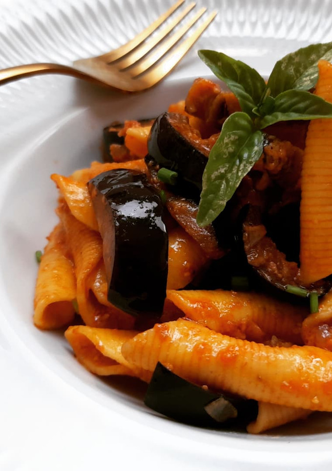 Una foto de Garganelli picantes con berenjena y salsa de sobrasada