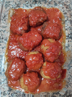 Una foto de Bolas de carne rellenas de huevo cocido con salsa de tomate
