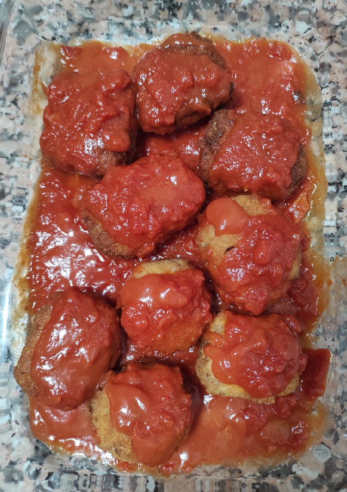 Una foto de Bolas de carne rellenas de huevo cocido con salsa de tomate