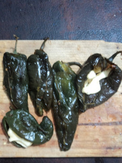 Una foto de Chiles asados poblanos con tofu Veganos de tradición Colonial Mexicana