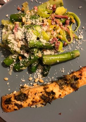 Lazac póréhagymás spárgával recept fotója