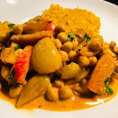 A picture of 7 vegetable and chickpea curry traybake.