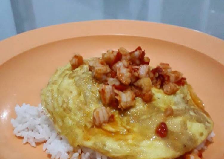Egg with spicy shrimp topping (Thai style)