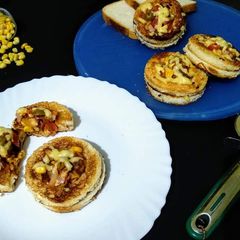 Garlic bread pizza A picture of Garlic bread pizza.