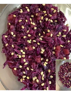 Una foto de Ensalada templada de col lombarda y manzana