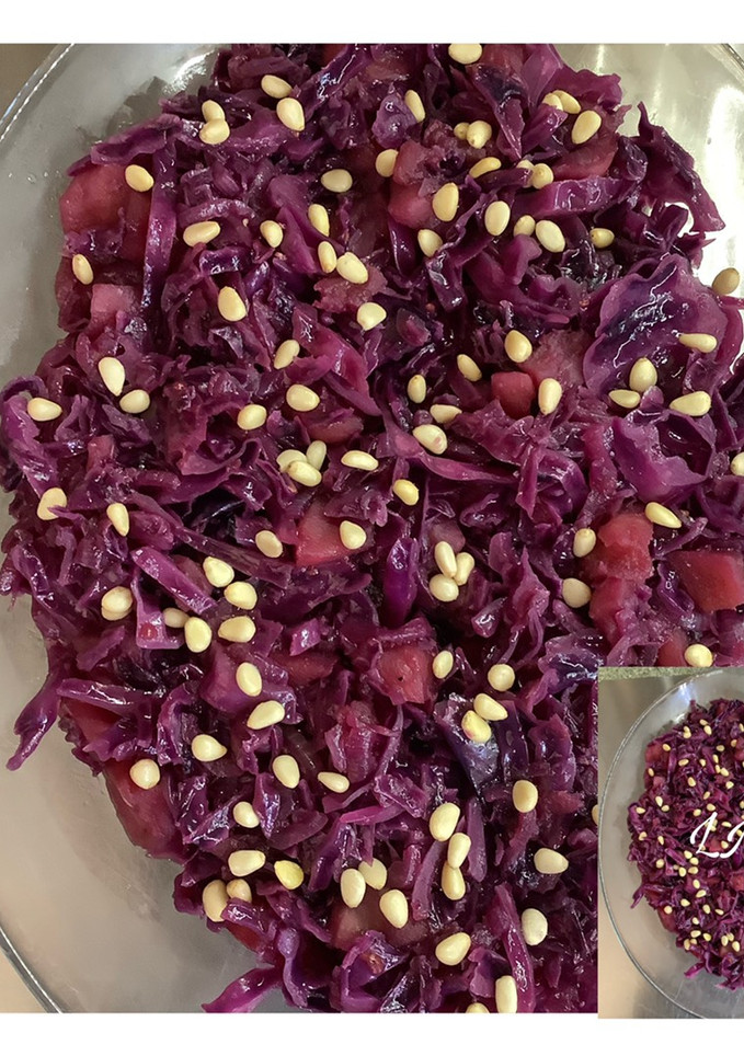 Una foto de Ensalada templada de col lombarda y manzana