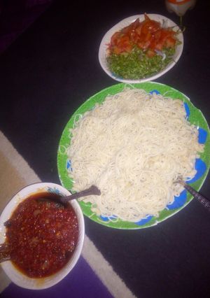 Taliya da macaroni da source da kifi da salad ainihin hoton girkin
