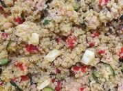 Una foto di quinoa, pesce
