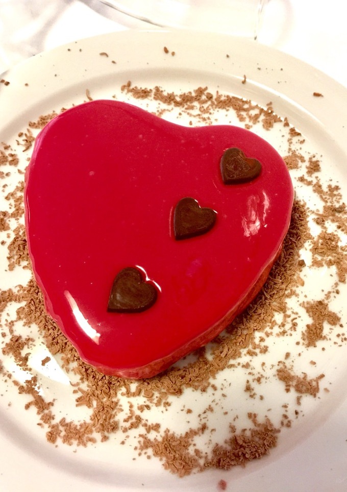 Una foto de Cheesecake con cobertura espejo